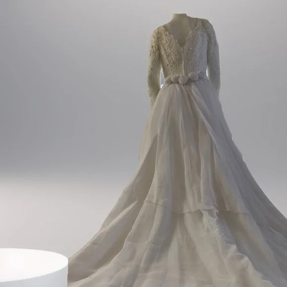 Pre loved 🥰 Morilee Vintage, minimal Raw Silk Wedding Dress. - Picture 3 of 15